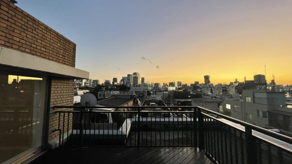 ルーフバルコニーの夕景（南側に向かって）